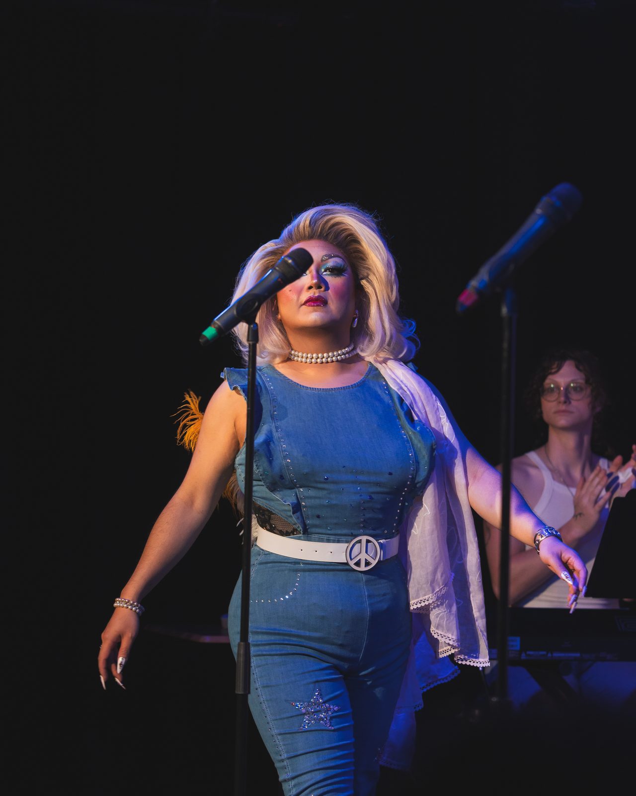 Arms open. hair, enormous.